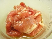 豚肉は半分に切り、広げてから調味液につけ下味をつける（約5分）