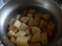 大根が柔らかくなったら着せ蓋を外す。時々鍋を上下に振って混ぜ、煮汁がほとんどなくなるまで煮る。