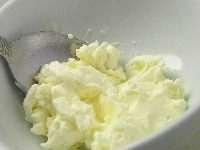 クリームチーズは、常温にもどし、やわらかくする　<br />
ブルーベリーチーズ用のクリームチーズには砂糖を加えよく混ぜる<br />