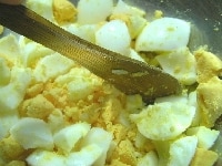 かたゆで卵をつぶし、マヨネーズ、塩コショウ、ミックスビーンズをよく混ぜ合わせる<br />