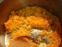 鍋にオリーブオイル、にんにくをいれ、中火にかけ、にんにくの香りが出たら、1の野菜を入れ、軽く塩をします。