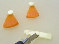 スライスチーズを円形に抜き、長方形に切ったスライスチーズは片方をカッターでギザギザに切る<br />