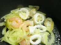 鍋にサラダ油を加え、玉ねぎを炒めしんなりしたら、４のシーフードミックスを加え炒める