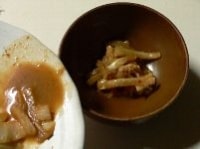 即席みそ汁1： お椀に、味噌キムチ炒めを汁とともに入れ、刻みネギと味噌を少量加える。（味噌は大豆2粒程度の量）
