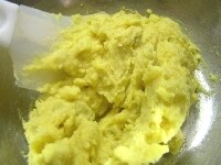 さつまいもが多少残る程度までつぶれたら、牛乳、バター、砂糖、卵黄を入れてよく混ぜる<br />