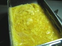 卵液の半分の量を流しいれ、菜箸で軽く全体をかき回す <br />