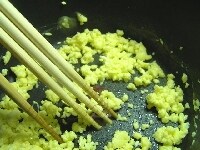 鍋に１の卵を入れ、中火にかけ焦がさないように菜箸4本で手早く混ぜる<br />