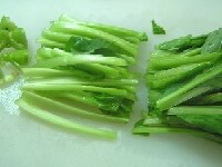＜青菜炒め＞　小松菜は洗って3つに切り、耐熱容器に入れラップをし、500Wで1分30秒加熱する<br />