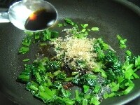 小松菜を加え油が回ったら、しょう油とかつおぶしを加え混ぜる<br />