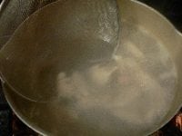 湯が沸いたら、片栗粉をまぶし、余分な粉を払ってゆでる。