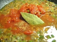 干ししいたけのもどし汁、つぶしたトマトの水煮、固形スープの素、ローリエ、ナツメグを加え煮る<br />