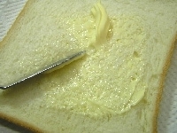 食パンにバターを塗り、トースターで香ばしく焼く<br />