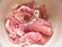 一口大に切った豚肉に、下味調味料をまぶす。 