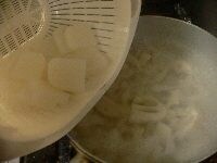 鍋に湯を沸かす。レンコンの皮をむき、厚さ5ミリの半月切りにし、酢を少々加えた沸騰湯に入れて5分間ゆでる。 次にコンニャクを入れて1分ゆでる。 