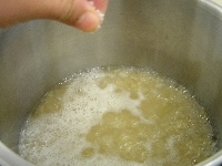 沸騰したら塩を加え、蓋をしっかりしめ高圧にセットする<br />