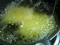170℃の油で4～5分キツネ色になるまで揚げる。<br />
