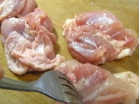 鶏もも肉にフォークを何箇所か刺す。<br />