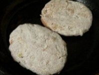 薄めの小判形にし、片栗粉をまぶす。<br />
<br />
フライパンにサラダ油を少々熱し、ハンバーグを入れ、蓋をして弱火にして4～5分焼き、裏返して3～4分焼く。