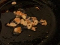 フライパンに、サラダ油と薄切りニンニクを入れて弱火にかけ、 カリカリに炒める。