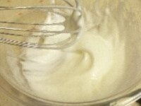 ボウルに卵白と水を入れ、白っぽくなるまで泡立て、砂糖を2回に分けて加えてしっかり泡立て、ねっとりとしたメレンゲにする。