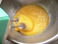 薄力粉を2回ふるう。内釜にサラダ油を薄くぬっておく。容器にみりん、牛乳を入れて湯煎（または電子レンジ）にかけて人肌に温める。 卵と砂糖をボウルに取り、50℃～60℃の湯煎にかけながら、ハンドミキサーの高速で泡立てる。