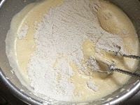 粉を広げて入れ、ハンドミキサーの低速で、粉っぽさがなくなる程度に混ぜる。