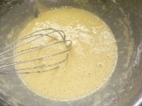 薄力粉とベーキングパウダーを混ぜる。ボウルに卵と砂糖を入れて、卵と砂糖がなじむ程度に混ぜ、 しょう油、みりん、水を加えて混ぜ、薄力粉をふるい入れて混ぜる。