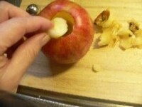 リンゴをよく洗い、底を破らないように芯をくり抜き、くり抜き過ぎた果肉を戻す。