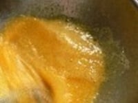 ボウルに卵を割り入れ、泡だて器で混ぜて黄身と白身を均一にし、砂糖を加えてかき混ぜる。