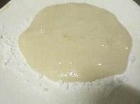 片栗粉の上に餅を取り出し、細長くまとめ、8等分する。 