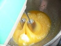 ボウルに卵を割り入れ、砂糖を加えて、熱めの湯煎にかけ、ハンドミキサーで混ぜる。