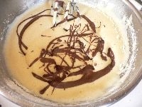 チョコレート液を加えて低速で混ぜ、ある程度混ざったら、ゴムベラに持ち替え、底をすくいあげるようにしながら、均一に混ぜる。