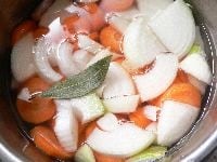 野菜がかぶるくらいの水とローリエを入れて火にかけ、柔らかくなるまで煮る。