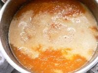 鍋に戻し、豆乳を加えて火にかけ、固形スープ、塩、こしょうで味付けし、最後にカレー粉を加えて火を止める。