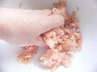 ボウルに鶏挽き肉を取り、塩を加えて粘りが出るまで手で混ぜる。