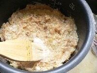 その上に、シューマイの具をのせて平らにならし、真ん中を凹ませ加減にする。 表面に水溶き片栗粉を塗り、普通炊きで炊く。