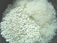白米を研いで、押し麦を加える。<br />