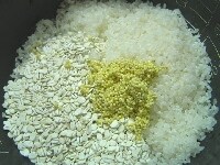 １に洗ったもちきび、水を加え軽く混ぜて30分浸水させ、白米を炊くように通常に炊く<br />