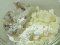 4のエビ1匹分と、5の3ミリ角のレンコンを合わせ、酒、塩、片栗粉を加えよく混ぜ合わせる<br />