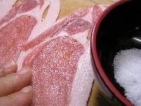 豚肉を広げて、天然塩を全体にまぶしてラップをし、冷蔵庫で30分から1時間ほどねかす