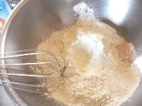 ボウルに強力粉、ドライイースト、スキムミルク、砂糖、塩を入れて泡だて器でかき混ぜる。