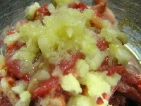 牛肉は3cm幅に切ってボールに移し、焼肉のタレとすりおろしたリンゴ半分の量を加えよく混ぜる。<br />