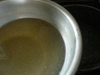 すき焼き鍋にとりがらスープを入れて火にかけ、調味料と、叩いた生姜を入れる。煮立ったらつくねをスプーンですくって入れ、他の具を入れて煮ながら溶き卵をつけて食べる。