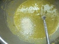 泡だて器で均一に混ぜたら、塩、こしょう、みりん、粉チーズを混ぜる。