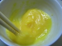 卵に片栗粉を入れ、よくほぐす。<br />