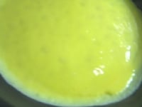 フライパンに油をしき、熱する。余分な油をふき取り、7の卵液を流して薄焼き卵をつくる。<br />
