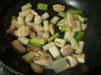 フライパンを熱し、サラダ油をしき、ささみを軽く炒め焼きしたら長ねぎを加えて炒めあわせる。