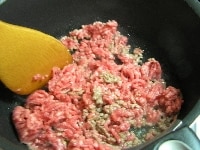 鍋にごま油と赤唐辛子の輪切りを入れ、火にかけ、鍋が熱くなったら、ひき肉を炒める。<br />
