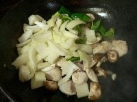 フライパンを熱し、サラダ油をしき、ささみの表面を炒め焼きし、 椎茸、玉ねぎ、ピーマンを加えて炒める。