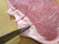 豚ロースの脂肪の部分に1ｃｍ幅で切り込みを入れる。<br />